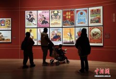 四川成都：“新中国设计的诞生：艺术设计作品巡展”吸引参观者